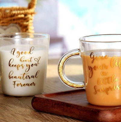 Tasse en verre avec citation